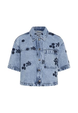 Giacca di jeans corta azzurro chiaro con maniche corte, stampe floreali nere, bottoni frontali e una tasca sul petto.