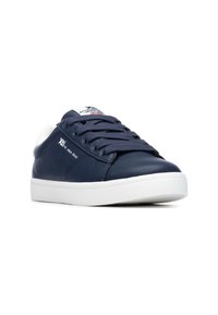 Zapatillas de piel azul marino con suelas de goma blancas, punta redonda, diseño con cordones y detalle del logo en el lateral, con un contraste de acento blanco en el talón.