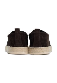 Bruine suède espadrilles met een jute-wikkelzool, voorzien van een gladde textuur en elastische enkelstukken voor gemakkelijke draagbaarheid.