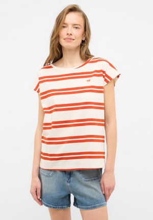 T-shirt en coton à rayures rouges et crème, à manches courtes, avec un col rond et un petit logo sur la poitrine, associé à un short en jean.