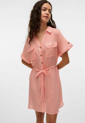 Gestreiftes Hemdkleid in Koralle und Weiß, mit kurzen Ärmeln, knöpfbarem Vorderteil, zwei Brusttaschen, betonter Taille mit einem Stoffgürtel. Glatte Textur.
