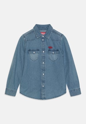 Camicia in denim a maniche lunghe, tessuto blu chiaro, colletto a punta, con due tasche sul petto, chiusura frontale con bottoni e dettaglio del logo rosso sulla tasca sinistra.