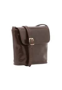 Borsa a tracolla in pelle marrone con finitura lucida, chiusura a pattina, tracolla regolabile e dettaglio decorativo a fibbia. Forma compatta e rettangolare.