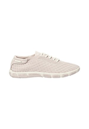 Baskets slip-on tricotées beige clair avec lacets blancs et semelle flexible étiquetée avec des noms de villes comme New York et San Francisco.