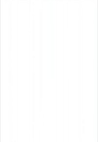 Dva pohodnika, moški in ženska, z nahrbtniki, hodita po ozki gozdni poti, obdani z visokimi drevesi in zelenjem.