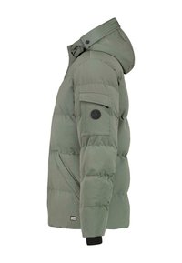 Groene pufferjack met een capuchon, voorzien van een zijzak en geribde manchetten. Gemaakt van een gladde stof met geneste delen voor isolatie.