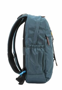 Mochila de color teal oscuro con correas acolchadas para los hombros, espalda de malla, bolsillo lateral y compartimentos con cremallera. Fabricada con tejido duradero y detalles de costura.