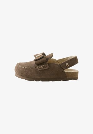 Brauner Wildleder-Kinderclog mit verstellbarem Riemen über dem Fuß und offenem Fersenriemen, mit detaillierter Naht und Korksohle.