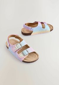 Glitzernde rosa und blaue Sandalen mit zwei verstellbaren Riemen und silbernen Schnallen, ausgestattet mit einer Kork-Einlegesohle und einer weißen Gummisohle.