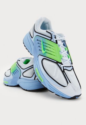 Para białych i jasnoniebieskich sneakersów Nike z zielonymi akcentami i czarnym wykończeniem, prezentujące pełnej długości amortyzację Nike Air.