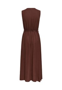 Robe midi marron sans manches avec détail froncé à la taille, jupe fluide et encolure ronde simple, vue de dos sur fond blanc.