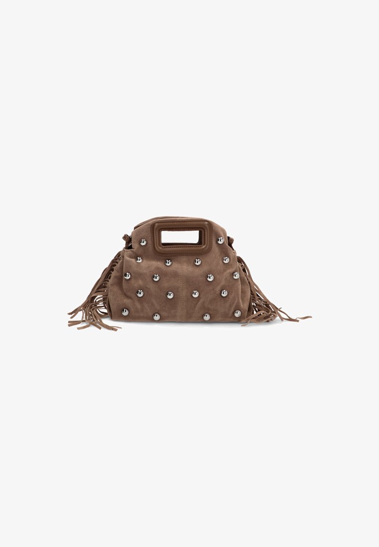 Bolso de ante marrón con tachuelas plateadas, asa rectangular con corte y detalles de flecos a ambos lados.