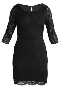 Robe noire en dentelle longueur genou avec manches trois-quarts et encolure ronde, présentant des motifs floraux en dentelle et une fermeture à boutons dans le dos.