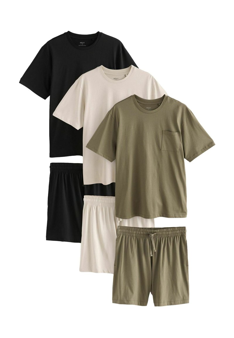 Fyra delar som inkluderar en svart, krämfärgad och olivgrön t-shirt med kort ärm, och matchande olivgrön och svart shorts. Bomullstyg, avslappnad passform.