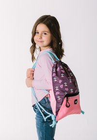 Šnůrkový batoh s fialovou tkaninou se vzory pand a peří, růžovým dnem a tyrkysovými popruhy; odolný a lehký design.