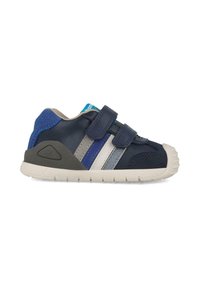 Zapato infantil de color marino y gris con correas de velcro, parte superior sintética texturizada, suela de goma y acentos azules en contraste.