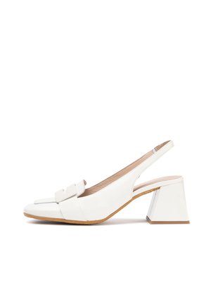 Talons aiguilles blanches à bride arrière avec une finition en cuir brillant, bout pointu, large sangle avec un détail en nœud et un large talon bloc.