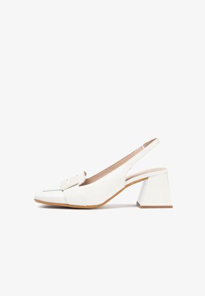 Weiße Slingback-High Heels mit glänzender Lederoberfläche, spitzer Zehenpartie, breitem Riemen mit Schleifendetail und einem stabilen Blockabsatz.