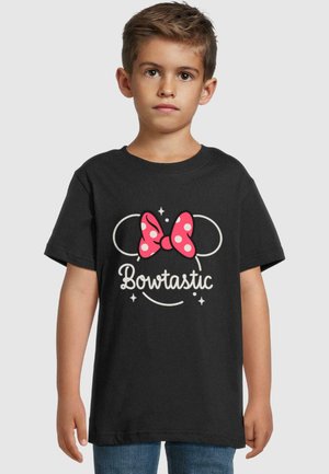 Fekete pamut póló, piros pöttyös masni grafikával és a "Bowtastic" felirattal fehér színben, egyszerű dizájn háttérrel.