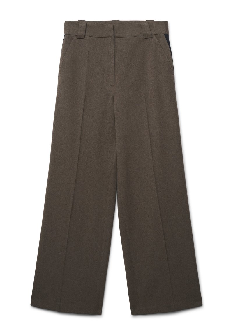 Weite Hose aus einem dunkelbraunen Stoff. Verfügt über Vorderfalten, Seitentaschen und eine glatte Textur mit kontrastierenden Seitenelementen.