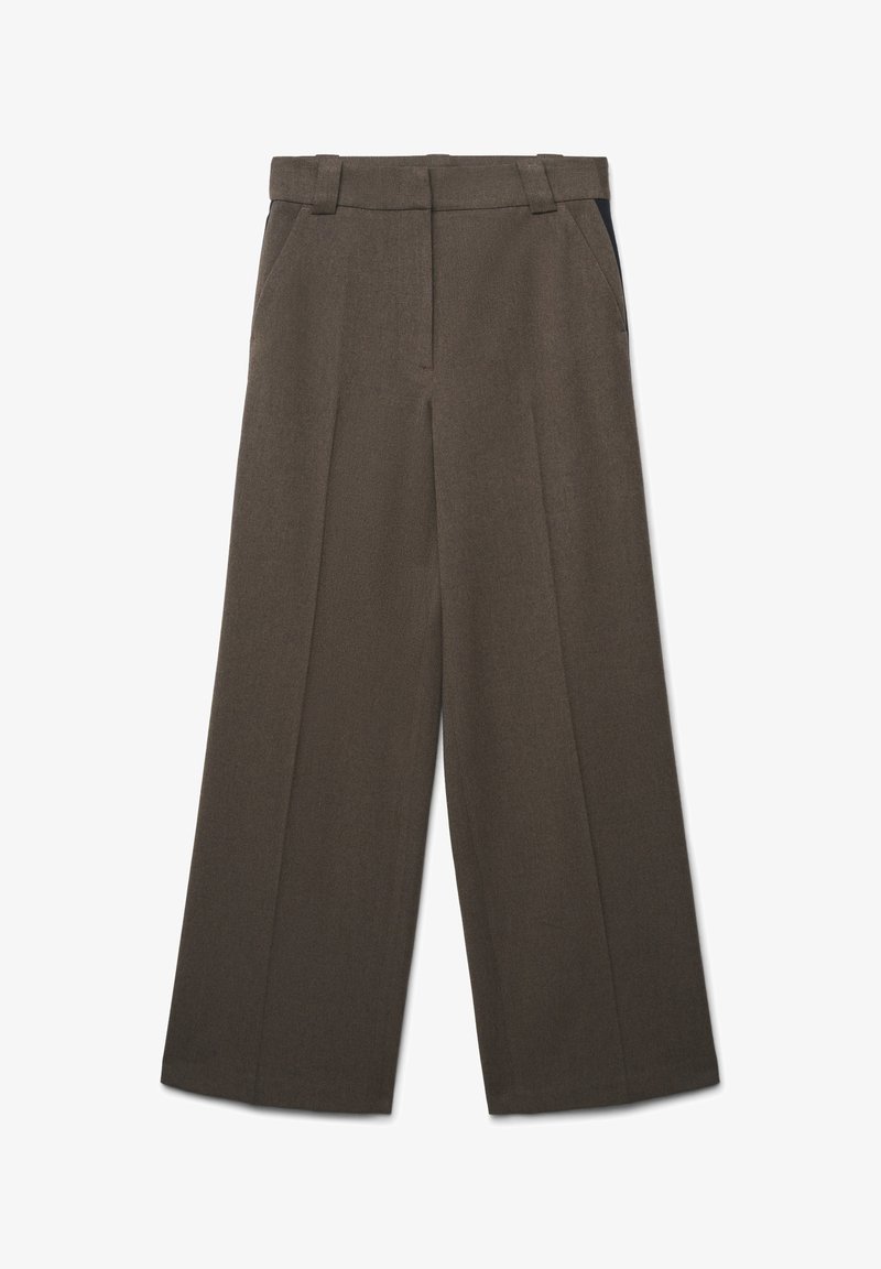Pantalons à jambes larges en tissu marron foncé. Présente des plis avant, des poches latérales et une texture lisse avec des détails de panneaux latéraux contrastants.