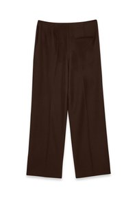 Pantaloni larghi marroni con una vestibilità sartoriale, caratterizzati da una texture liscia, due pieghe frontali e una tasca posteriore unica.
