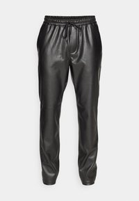 Schwarze Leder-Jogginghosen mit elastischem Bund und verstellbarem Kordelzug. Glatte Textur, schmaler Schnitt und umgeschlagene Knöchel.