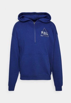 Felpa blu con cappuccio, colletto con zip, tasca frontale e logo grafico bianco in un design triangolare. Realizzata in un morbido tessuto testurizzato.