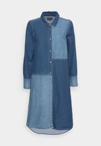 Sukienka koszulowa z denimu z zapięciem na guziki z przodu, w kolorowych blokach w jasnoniebieskim i ciemnoniebieskim odcieniu, z klasycznym kołnierzykiem i długimi rękawami.