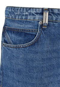 Jeans de mezclilla en azul medio, con un diseño clásico de cinco bolsillos, costuras amarillas contrastantes y una etiqueta metálica en la cinturilla.