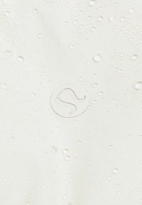 Veekindel valge kangas, millel on tilgad, keskel ümar tekstuuriga logo. Sile tekstuur ja mati viimistlusega.