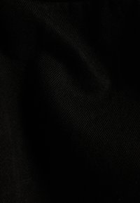 Svart tyg med en slät, texturerad yta, som har ett subtilt vävningsmönster och en lätt glans. Främst enhetlig i färgen.