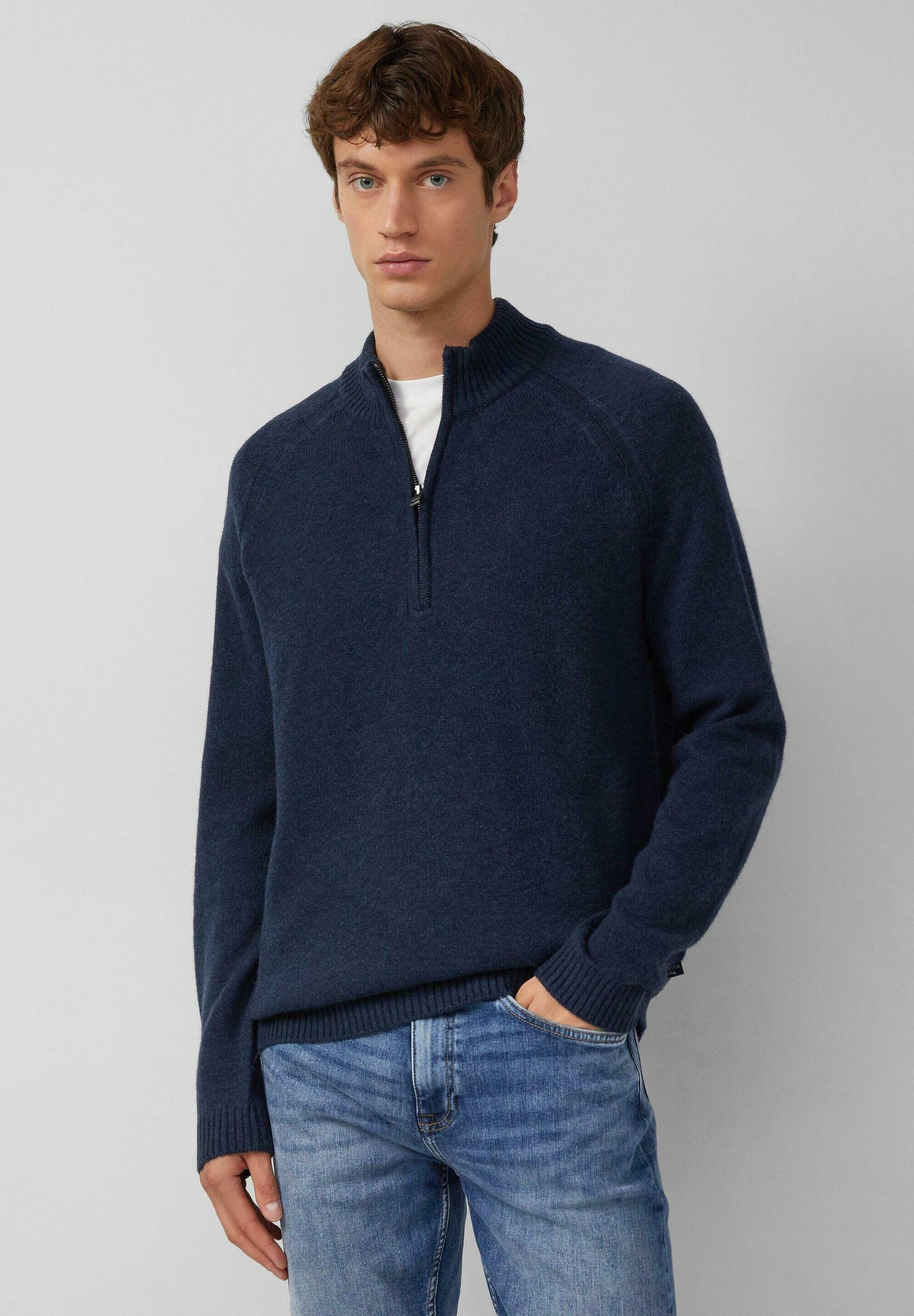 MAGLIONE UOMO S.OLIVER CON LOGO RICAMATO – 100% COTONE RIB, VESTIBILITÀ NORMALE E MANICHE LUNGHE