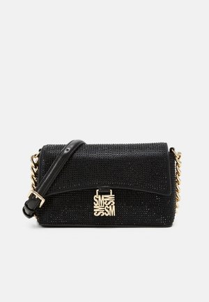 Sac à bandoulière rectangulaire noir avec strass, bandoulière chaîne dorée et fermoir doré avec des lettres superposées.