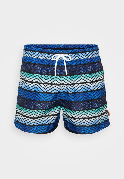 Calções de banho para homens com um padrão em zig-zag azul e verde, cintura elástica com cordão branco e tecido leve.