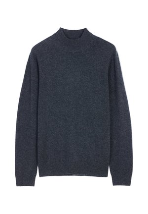 Dunkelgrauer Langarm-Wollpullover mit hohem Kragen sowie gerippten Bündchen und Saum, flach auf einem weißen Hintergrund liegend.