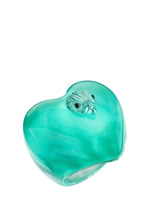 Anello a forma di cuore traslucido turchese con una piccola figura dettagliata di gufo argentato incastonata sopra.