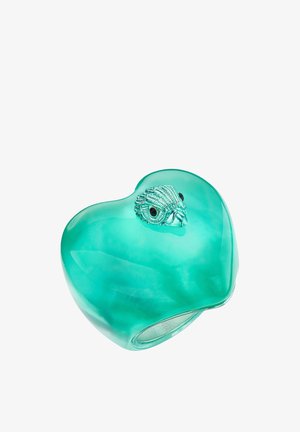 Transparante turquoise ring in de vorm van een hart met een klein, gedetailleerd zilveren uiltje erop bevestigd.