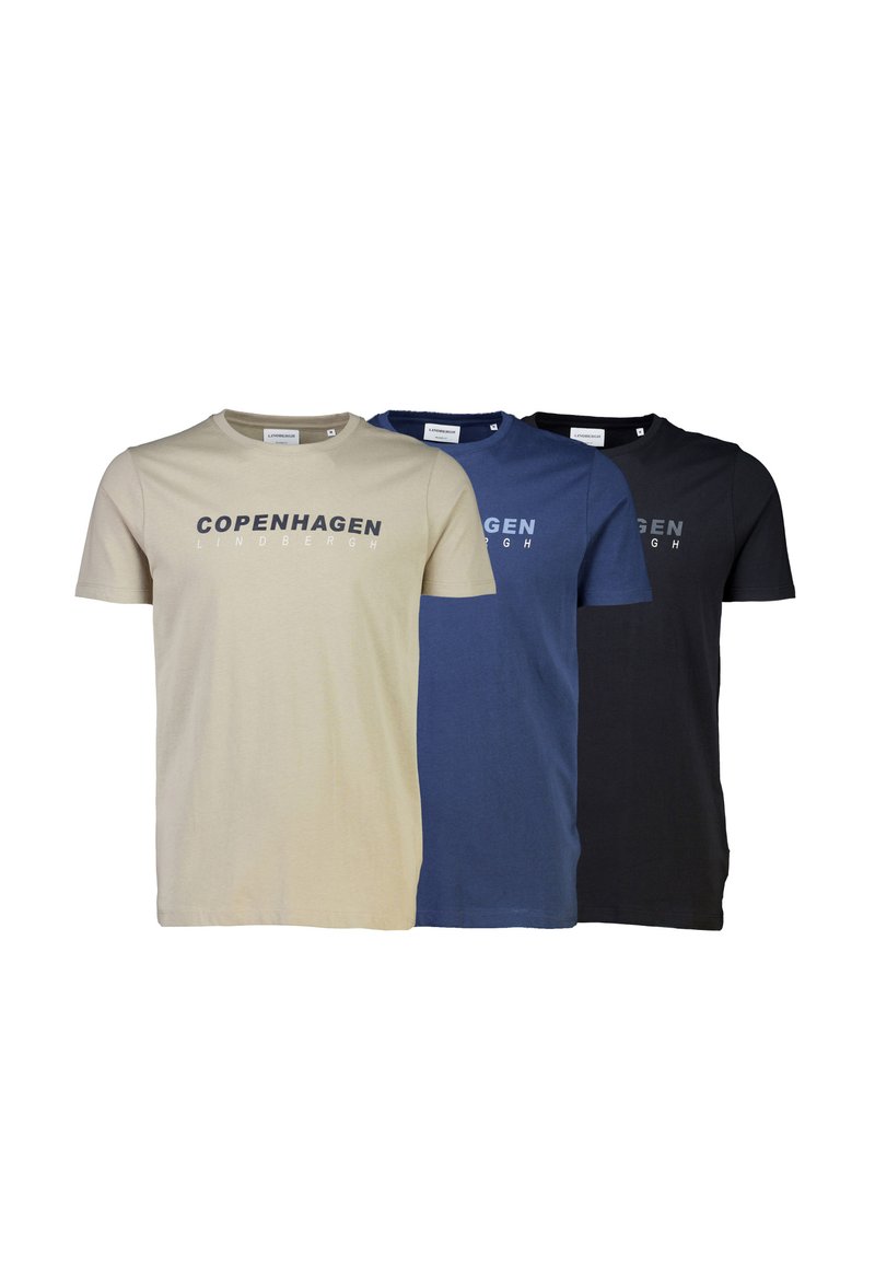 Tre kortærmede t-shirts i beige, blå og sort; lavet af bomuldsmateriale med teksten "COPENHAGEN LINDBERGH" i kontrastfarver.
