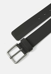 Ceinture en cuir noir texturé avec une boucle rectangulaire en argent mat gravée du mot "BOSS", présentant des trous réglables et une boucle sur fond blanc.
