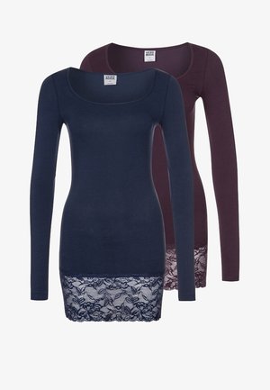 Deux hauts à manches longues : un bleu marine foncé et un bordeaux. Les deux présentent un ourlet en dentelle avec des motifs floraux. Texture de tissu lisse, encolure ronde.