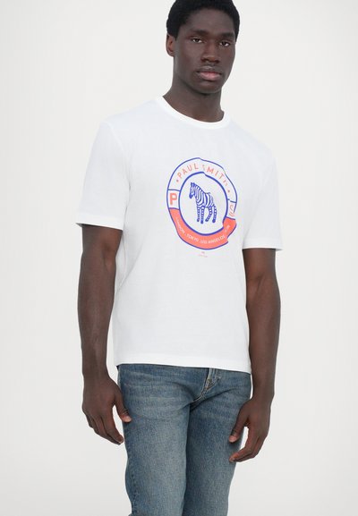 Tricou alb din bumbac cu un design circular albastru și portocaliu, având un grafic cu zebră și textul "Paul Smith"; textură moale, de tip crew neckline.