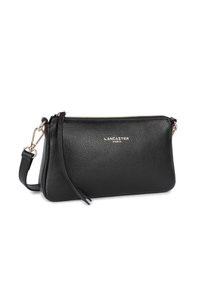 Schwarze Leder-Umhängetasche mit strukturiertem Finish, Reißverschluss und goldenen Akzenten. Verfügbar mit abnehmbarem Tragegurt und Markenlogo.