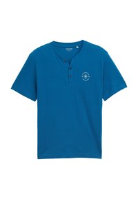 Modrá polokošile s krátkým rukávem typu Henley s jemnou ribbed texturou, má dva knoflíky u výstřihu a kruhové logo na hrudi.