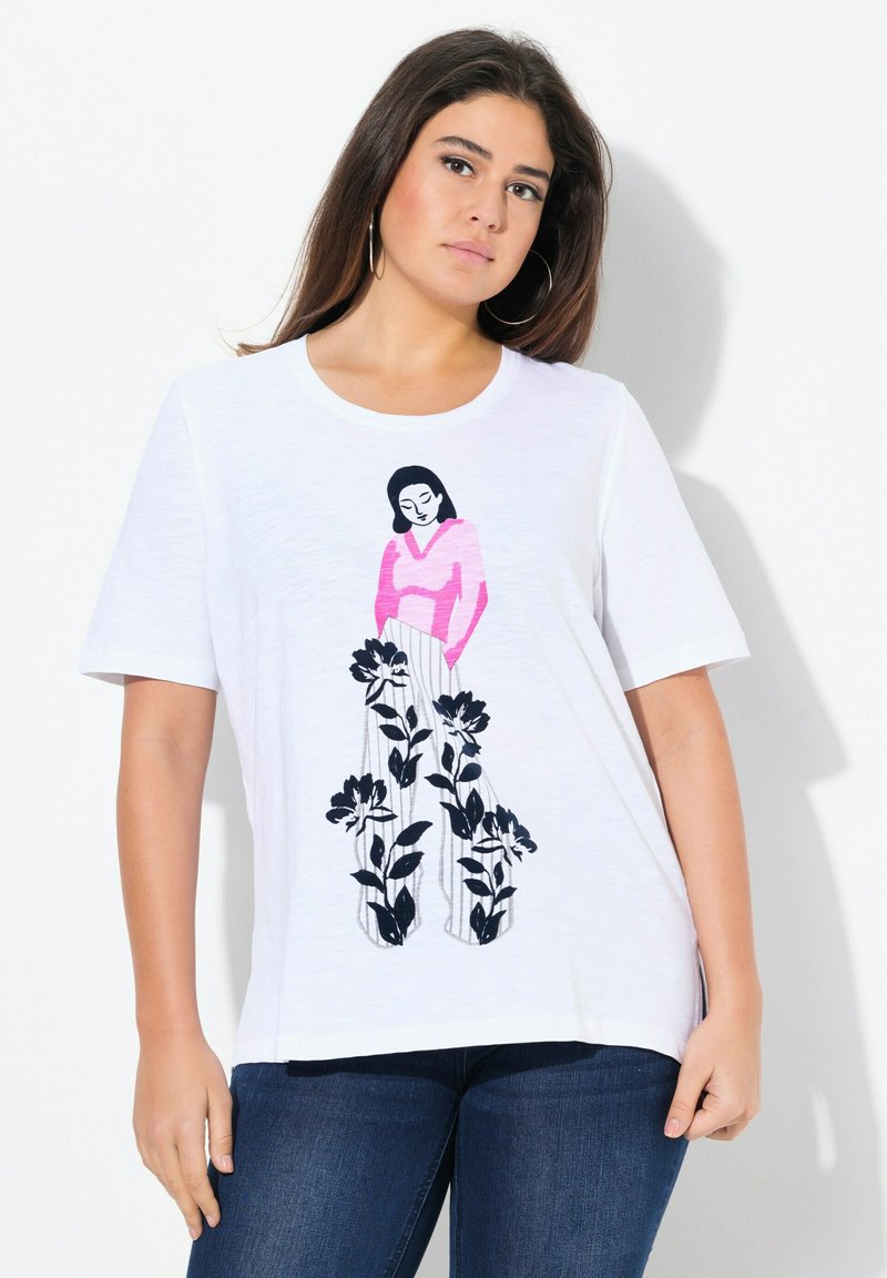Korte mouwen witte t-shirt met een roze en zwarte grafiek van een vrouw omringd door bloemontwerpen. Zachte textuur, ontspannen pasvorm.