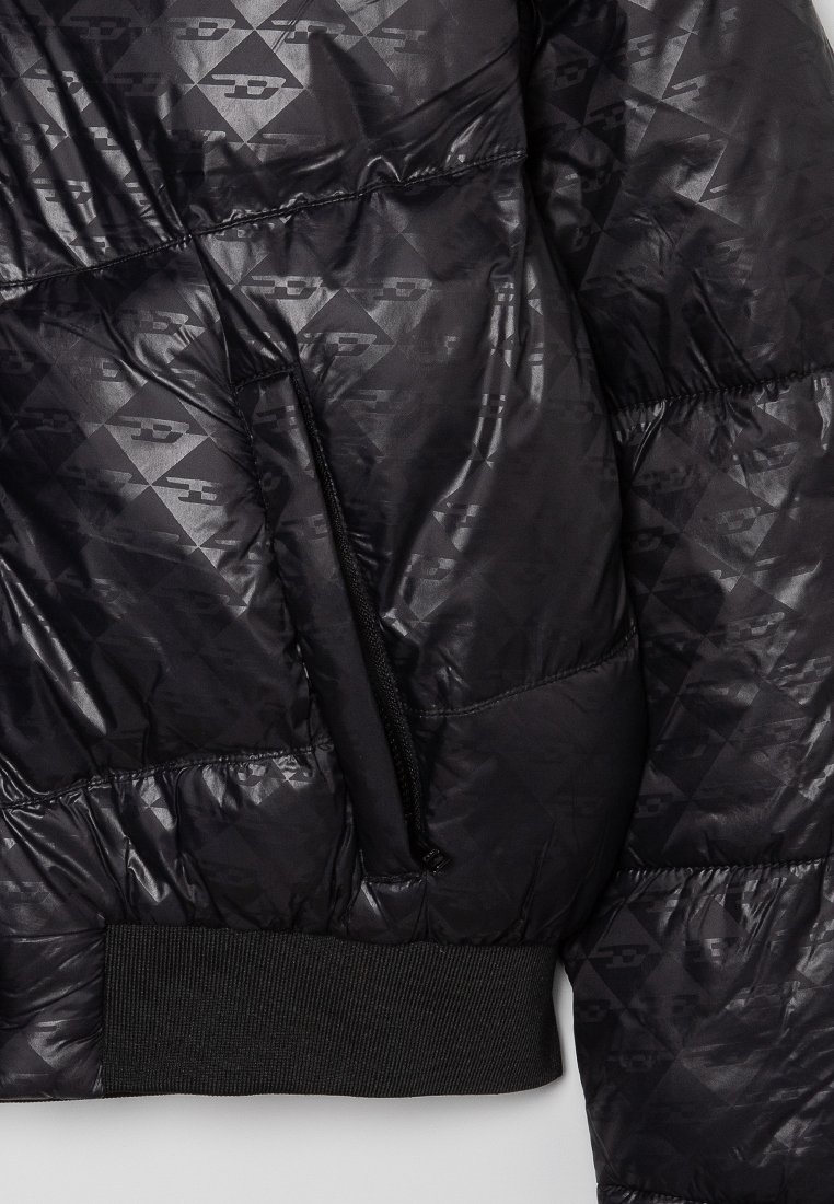 Schwarze, plüschige Jacke mit geometrischem Muster, gestepptem Textur, seitlicher Reißverschlusstasche und geripptem Bündchen. Glattes und glänzendes Material.