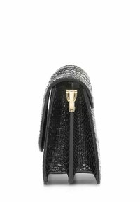 Czarna torebka w wężowy wzór z zaokrąglonym dnem, złotymi akcentami i sztywną sylwetką, prezentująca fakturowane wykończenie i czyste linie.