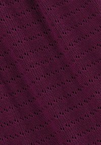 Burgunderroter Strickstoff mit einem Lochmuster, das diagonale Linien und kleine dreieckige Ausschnitte aufweist und ein strukturiertes Erscheinungsbild bietet.