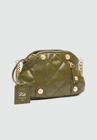 Olijfgroene gestikte handtas met goudkleurige hardware, voorzien van een kettingriem en een label met de tekst "LIU JO Kate RE-EDITION 2022."