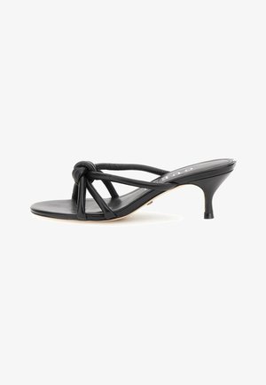 Sandales à talons en cuir noir avec un design noué, bout ouvert et talon aiguille fin. Les sangles texturées se croisent au-dessus de la semelle.
